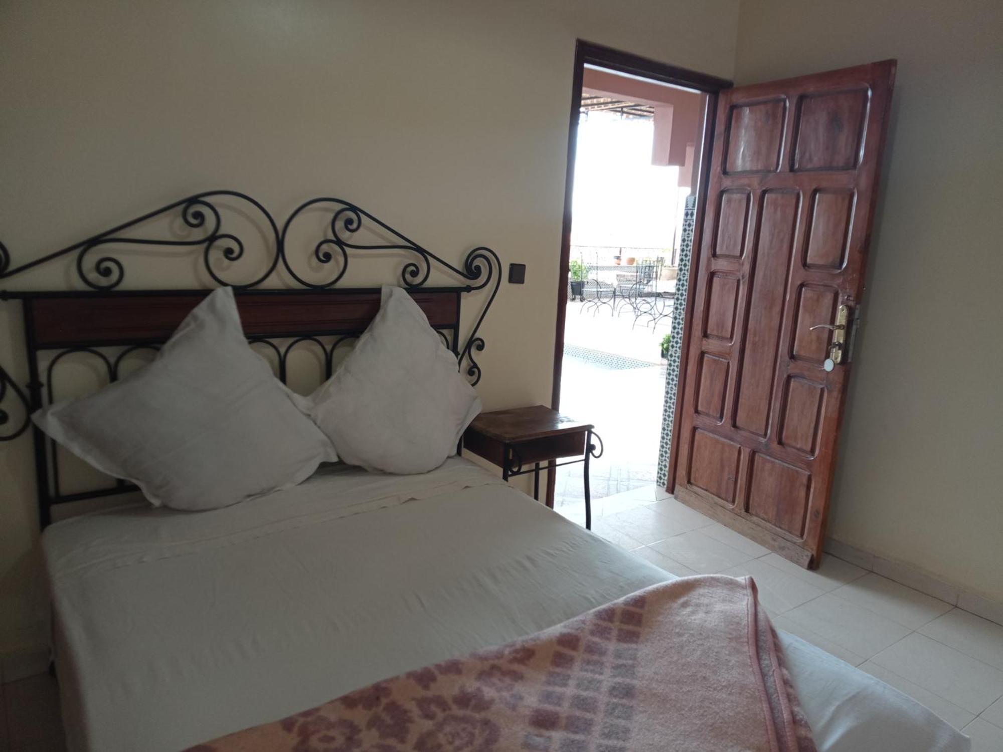 Appart Aigle Hotel 우아르자자테 외부 사진